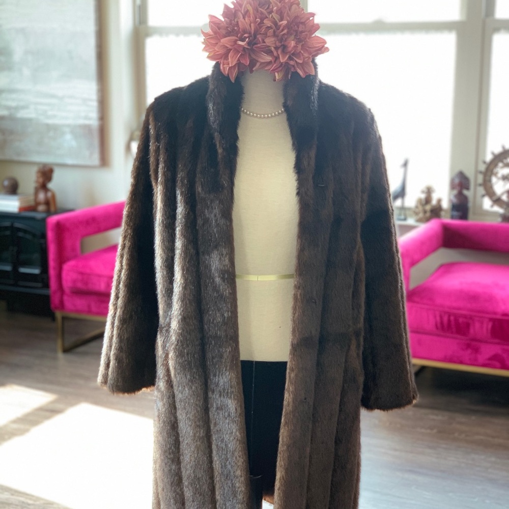 MOVING SALE 🎉 HP🥇Gorgeous Vegan Fur Coat 😭
